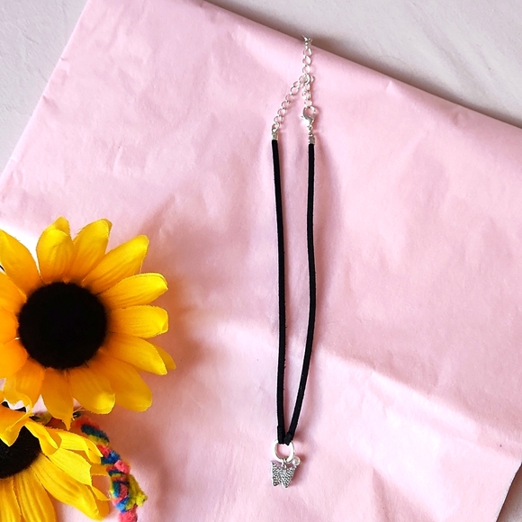 BN Claire's butterfly 🦋 necklace - Picture 2 of 3